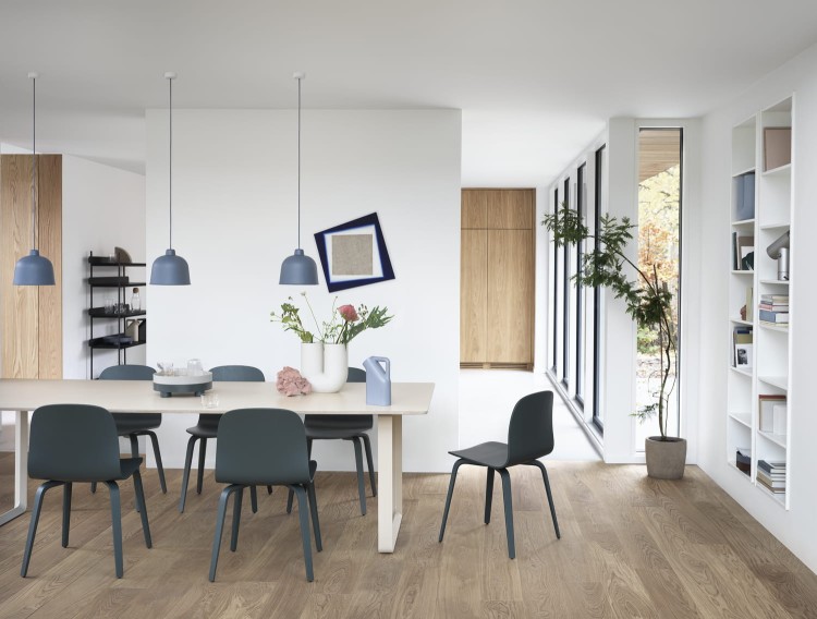70-70-table-255x108-sand-visu-chair-wood-dark-green-grain-pendant-platform-tray-muuto-org_7.jpg
